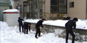 手作業による除排雪作業